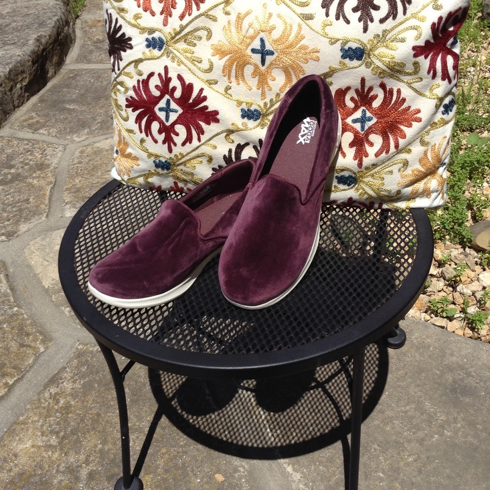 Skechers Goga Max Slip Ons-Brand New